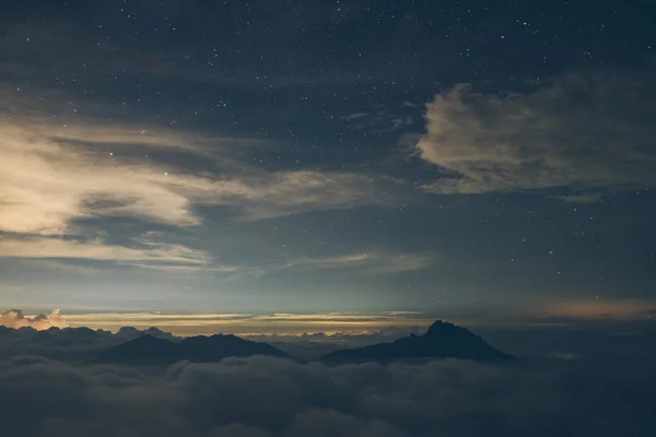 Paisaje Montaña Con Nubes Estrellas Dramáticas — Foto de Stock