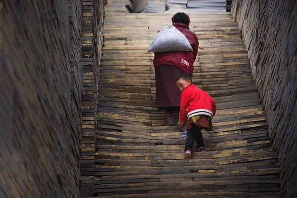 Niño Niña Vestido Rojo Caminando Por Las Escaleras — Foto de Stock