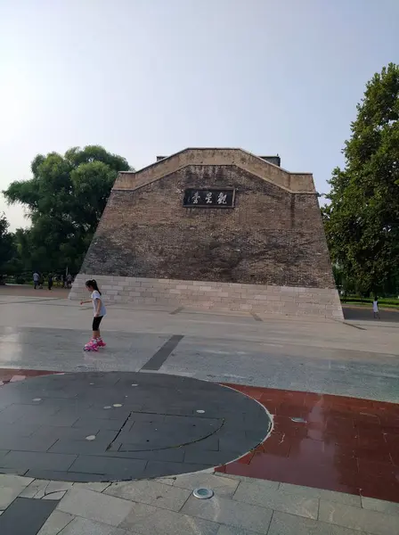 Niña Vestido Rojo Techo Ciudad — Foto de Stock