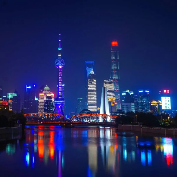 城市天际线和河流的夜景 — 图库照片