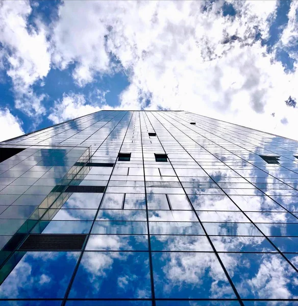 Moderno Edificio Oficinas Con Reflejo Nubes — Foto de Stock