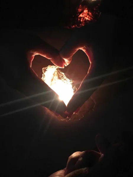 Mano Humana Sosteniendo Forma Del Corazón Sobre Fondo Oscuro — Foto de Stock