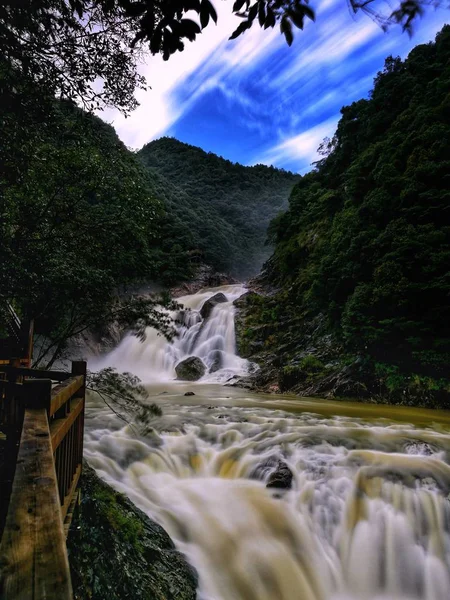 Cachoeira Nas Montanhas — Fotografia de Stock