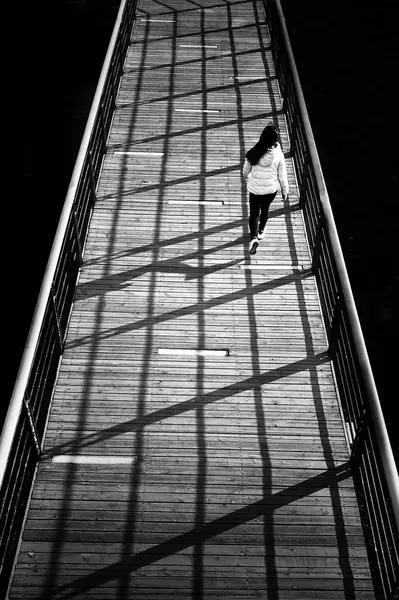 Una Joven Vestida Negro Con Una Escalera Ciudad — Foto de Stock