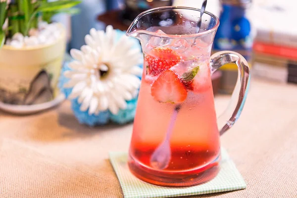 Vaso Bebida Fría Con Limón Menta — Foto de Stock