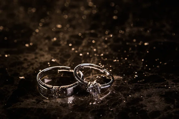 Los Anillos Boda Sobre Fondo Del Diamante — Foto de Stock