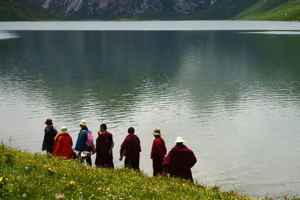 Dos Personas Están Sentadas Lago — Foto de Stock