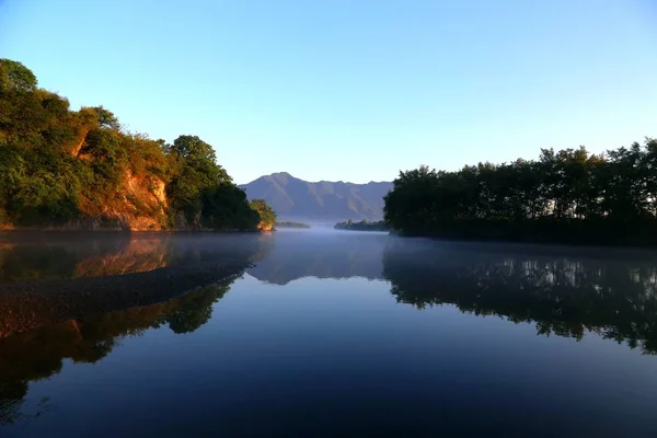 Hermoso Paisaje Con Lago Árboles — Foto de Stock