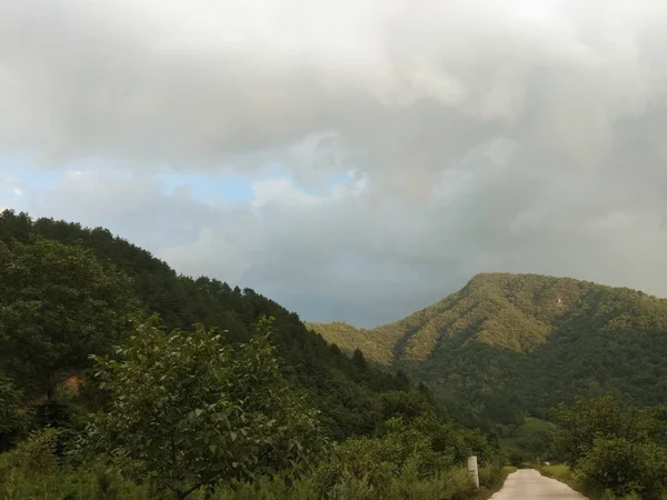 Paisaje Montaña Con Una Hermosa Vista Las Montañas — Foto de Stock