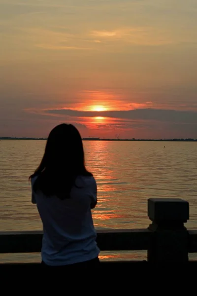 Silhueta Uma Mulher Praia Pôr Sol — Fotografia de Stock