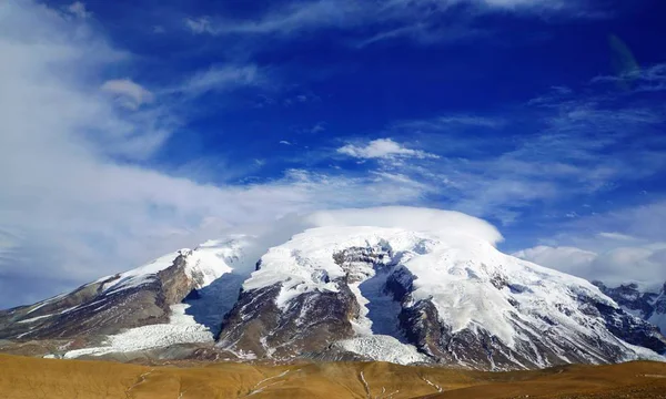 Paisaje Montaña Con Nieve Nubes — Foto de Stock