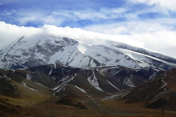 Paisaje Montaña Con Nieve Nubes — Foto de Stock