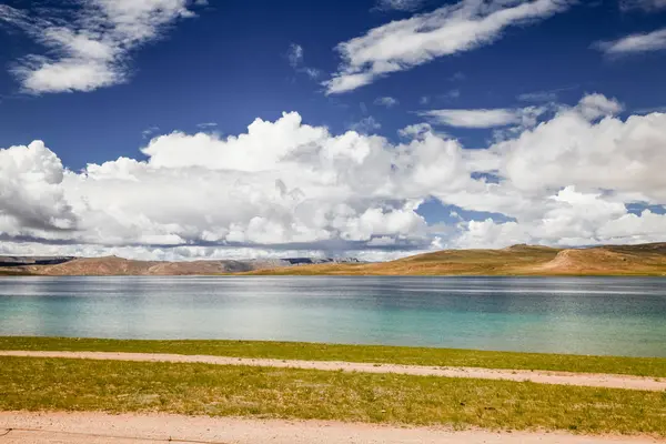 Hermoso Paisaje Con Lago Montañas — Foto de Stock