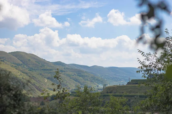 Paisaje Montaña Con Árboles Verdes Cielo Azul — Foto de Stock