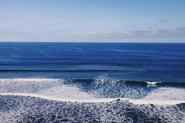 Hermoso Paisaje Marino Con Olas Cielo Azul — Foto de Stock