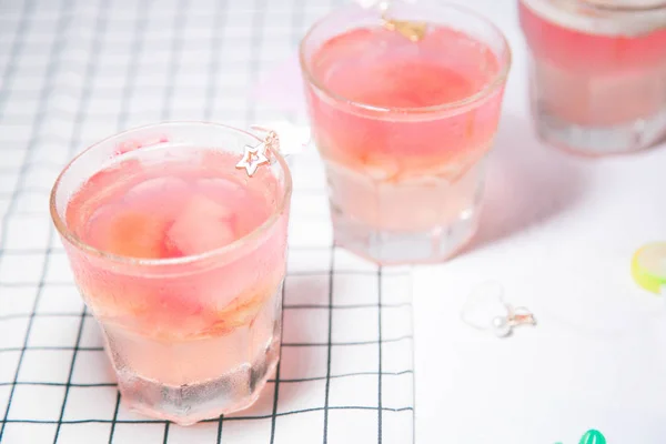 Vaso Cóctel Con Cubitos Hielo Fruta Fresca — Foto de Stock