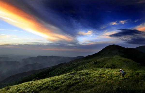 Hermoso Atardecer Sobre Paisaje Montaña —  Fotos de Stock