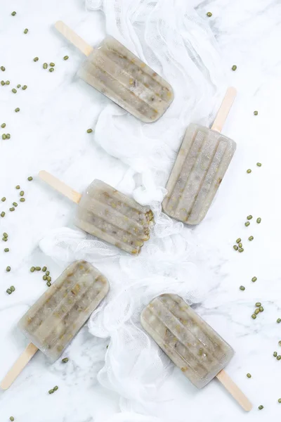 Eis Mit Vanillestangen Und Minze Auf Weißem Hintergrund — Stockfoto