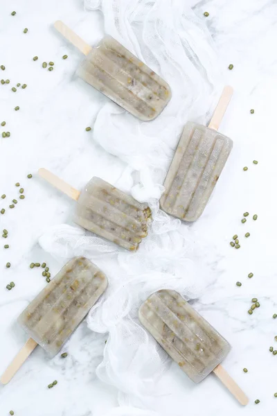 Helado Con Varillas Vainilla Menta Sobre Fondo Blanco — Foto de Stock