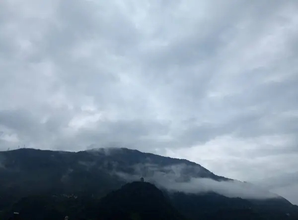 Paisaje Montaña Con Nubes Niebla — Foto de Stock