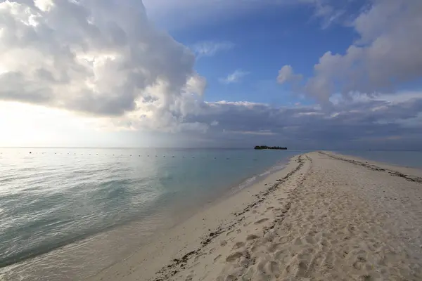 Hermosa Playa Con Nubes Cielo Azul — Foto de Stock