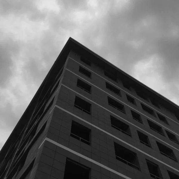 Edificio Moderno Con Cielo Nublado — Foto de Stock