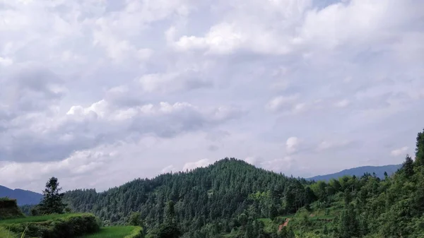 雲と青空が広がる山の風景 — ストック写真