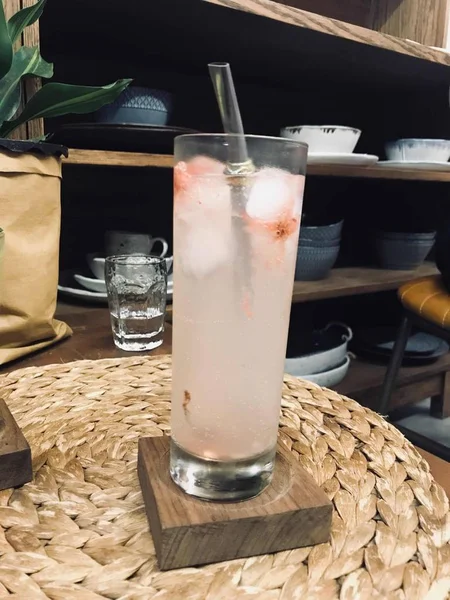 Café Helado Vaso Con Cubitos Hielo Sobre Mesa — Foto de Stock