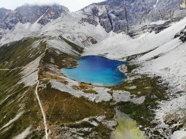 Berg Landskap Med Ett Vattenfall Bakgrunden — Stockfoto