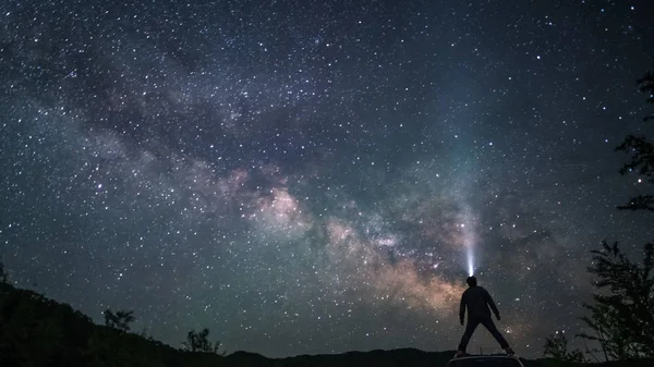 Silhouette Una Donna Piedi Nel Deserto Con Lattea — Foto Stock