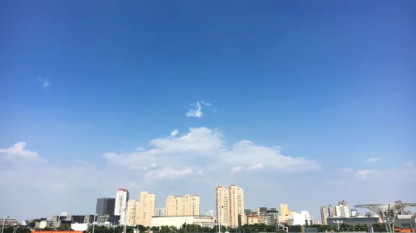 Horizonte Ciudad Con Cielo Azul Nubes — Foto de Stock