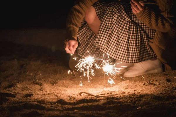 Mujer Joven Sosteniendo Una Vela Navidad — Foto de Stock