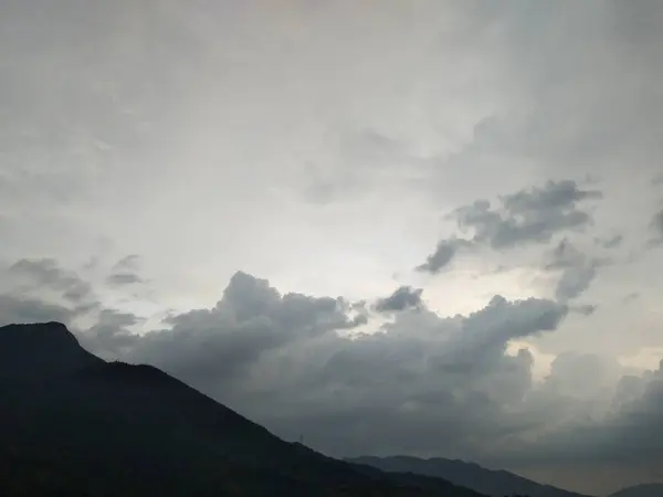 Paisaje Montaña Con Nubes Niebla — Foto de Stock