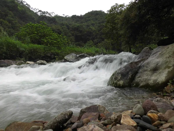 Bela Cachoeira Nas Montanhas — Fotografia de Stock