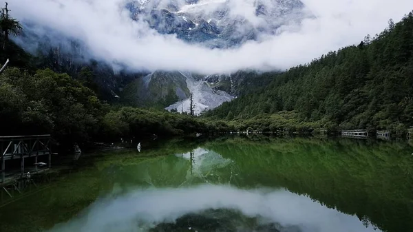 Paisaje Montaña Con Lago Fondo — Foto de Stock