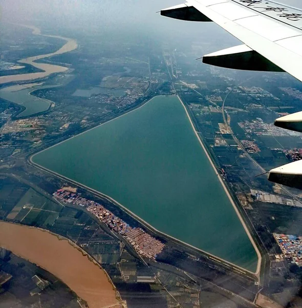 Vista Aérea Del Avión Que Vuela Ciudad — Foto de Stock