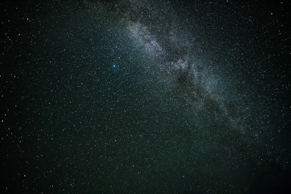 夜空に天の川銀河や星々 — ストック写真