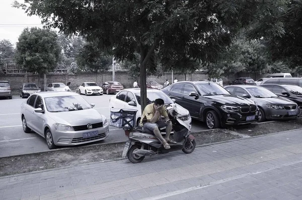 Foto Blanco Negro Una Motocicleta Estacionada Carretera — Foto de Stock