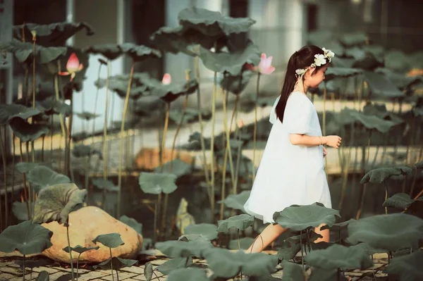 Hermosa Novia Vestido Blanco Con Ramo Flores — Foto de Stock