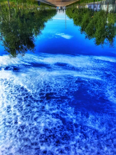 青い空をした川の空の景色 — ストック写真