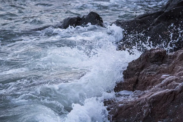 Ondas Batendo Nas Rochas — Fotografia de Stock