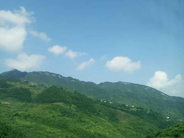 Paisaje Montaña Verde Con Cielo Azul — Foto de Stock