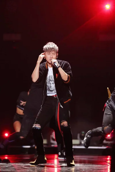 Hombre Traje Rojo Chaqueta Cuero Negro Con Pistola — Foto de Stock