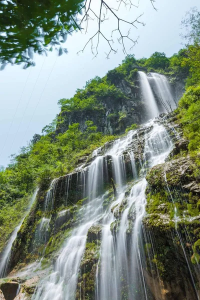 Schöner Wasserfall Wald — Stockfoto