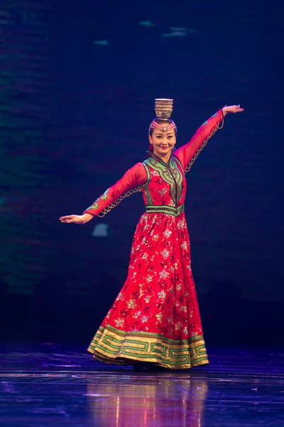 Mujer Joven Con Traje Tradicional Bailarina Flamenco — Foto de Stock
