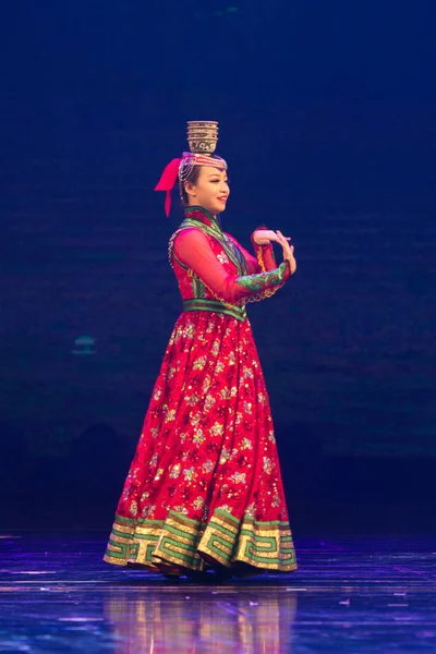 Jeune Femme Costume Traditionnel Dansant Avec Ventilateur — Photo