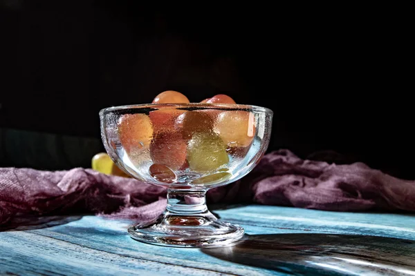 Vaso Vodka Con Hielo Limón Sobre Fondo Oscuro — Foto de Stock