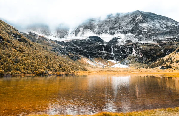 Bela Vista Lago Montanha — Fotografia de Stock