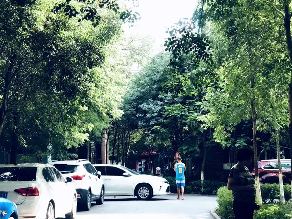 Hombre Con Vestido Azul Caminando Por Carretera Ciudad — Foto de Stock