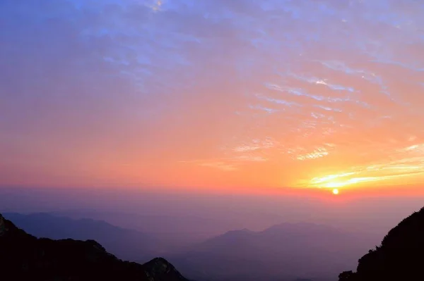 Schöner Blick Auf Den Hellen Sonnenuntergang — Stockfoto